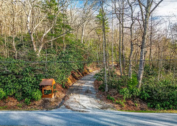 Near Highlands: 36-Acre Scaly Mountain Lodge