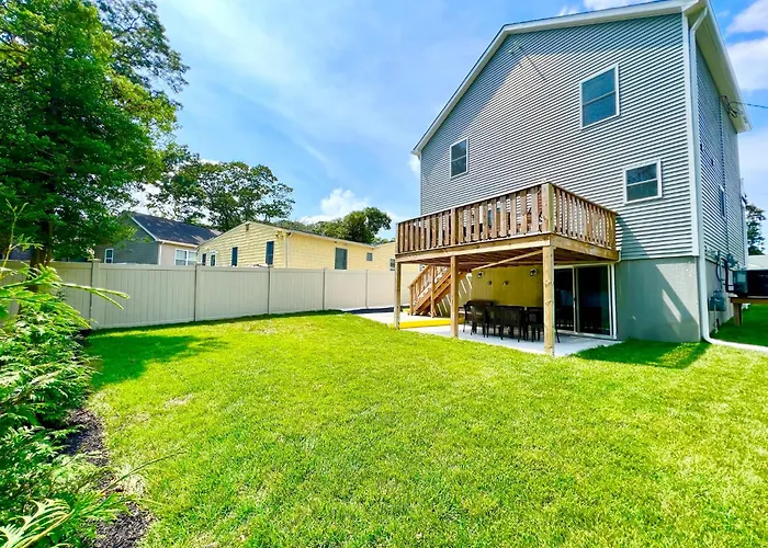 Beach House Cape May Just 1 Block From The Bay & A Short 5 Minutes Walk, Sleeps 19