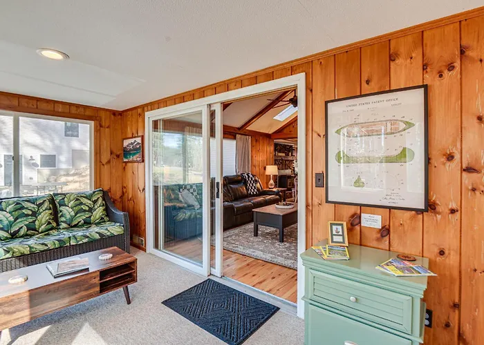 Cozy Home Near Lake Winnipesaukee & Hiking Trails