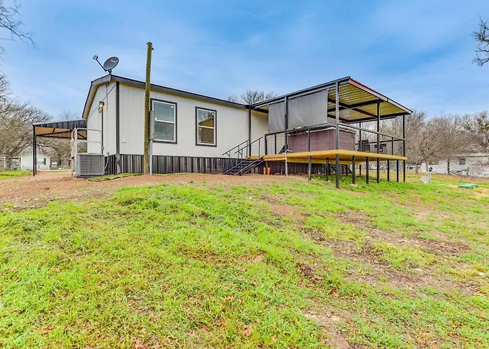 Hudson Oaks Country Creekside Home: Hot Tub & Deck