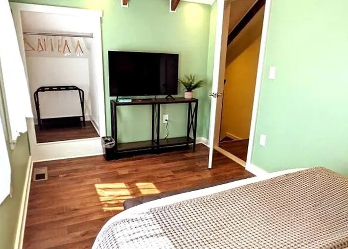 Walkable Elmwood Cottage, No Chores 2Bath 2Br 2Car
