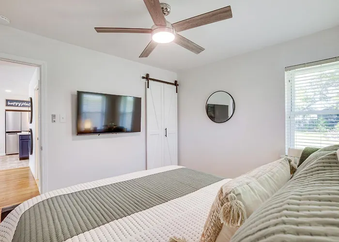 Pet-Friendly Tomball Cottage: Steps To Downtown!