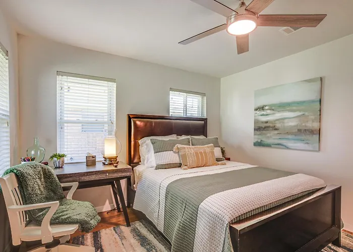 Pet-Friendly Tomball Cottage: Steps To Downtown!