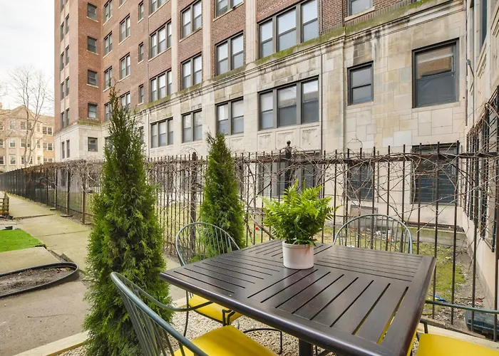 Stylish Chicago Retreat: Walk To Loyola University