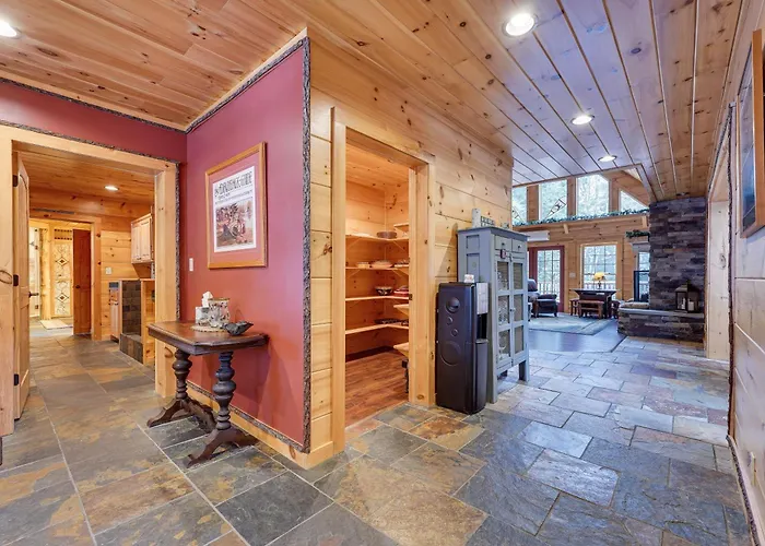 Hot Tub & Dock: Waterfront Cabin In Old Forge!