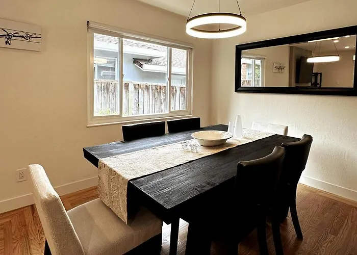 Modern, Renovated 5B/3Ba Near Apple, Kaiser