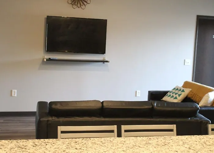 Spacious 2Br Suite Plus Patio Near Iowa State