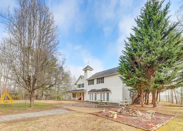 Spacious Group Retreat W/ Game Room In Marshall!