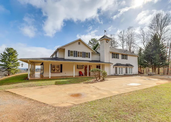 Spacious Group Retreat W/ Game Room In Marshall!