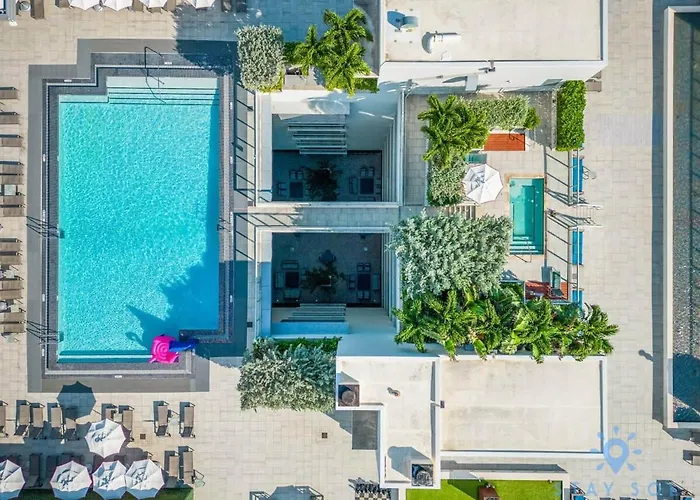 Beachfront Condo-Roofto Pool- 2 Bedrooms 2 Bedroom !