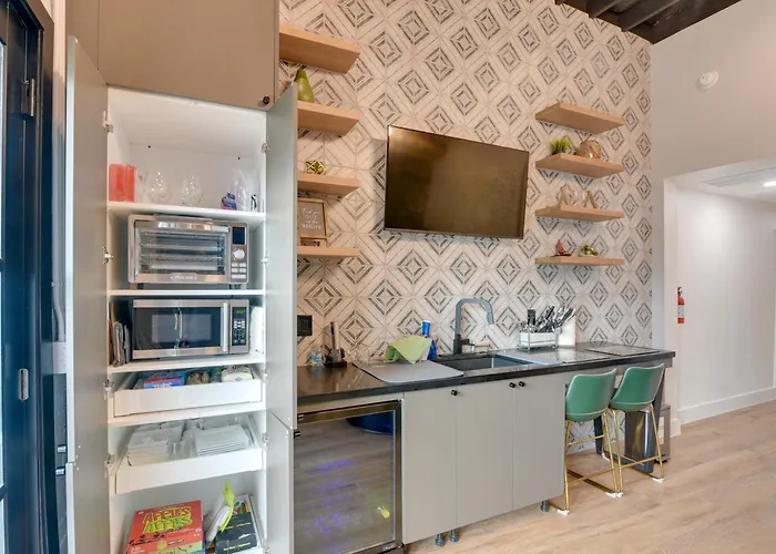 Walk To Strand Historic District: Stylish Dtwn Gem