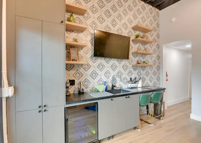 Walk To Strand Historic District: Stylish Dtwn Gem