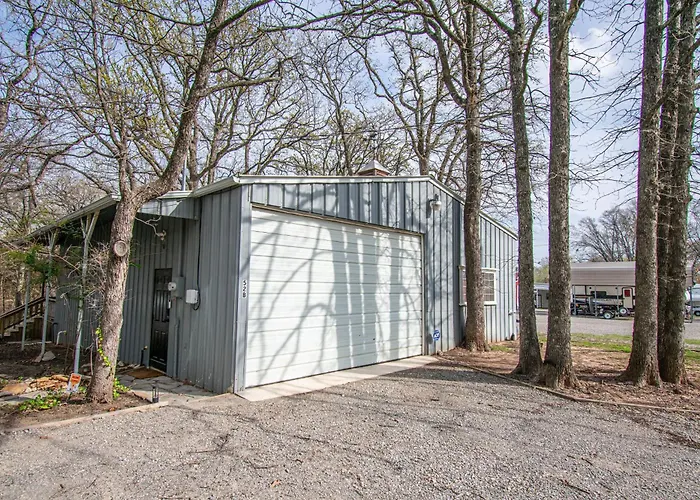 Barn-Dominum Under A Canopy Of Trees 3 Beds