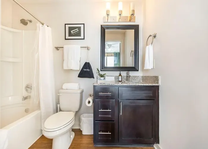 Chic & Vibrant Cherry St Hideaway - Walk Score 73