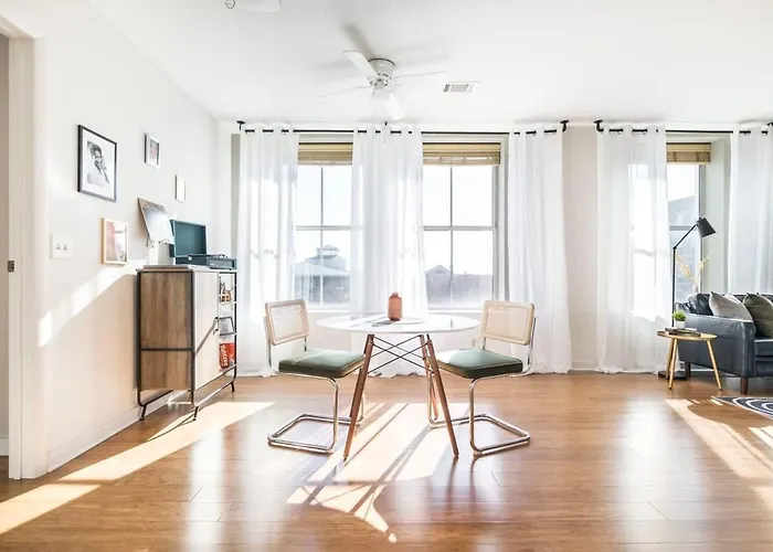 Chic & Vibrant Cherry St Hideaway - Walk Score 73