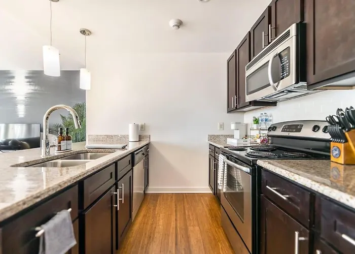 Chic & Vibrant Cherry St Hideaway - Walk Score 73