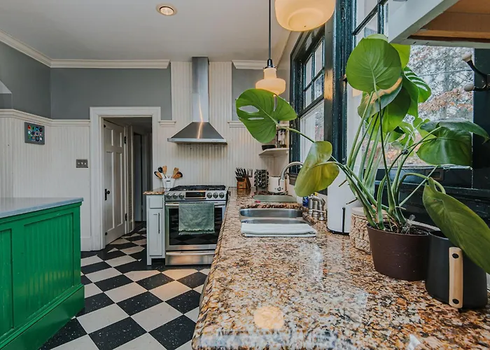 Hot Tub - Chefs Kitchen-Fenced Yard- Historic Home