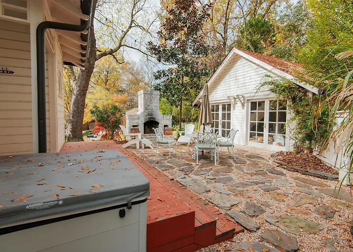 Hot Tub - Chefs Kitchen-Fenced Yard- Historic Home