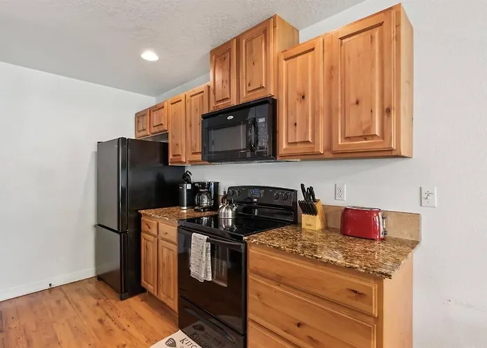 Peaceful & Comfy Single Level Town Home