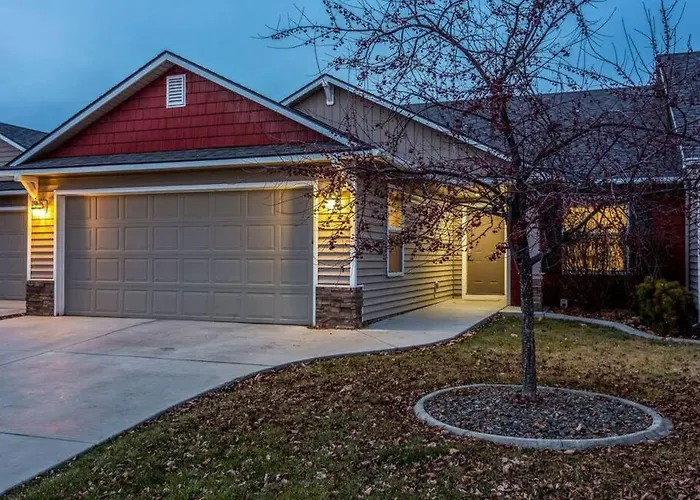Charming Private Twnhome W/ Large Fenced Yard
