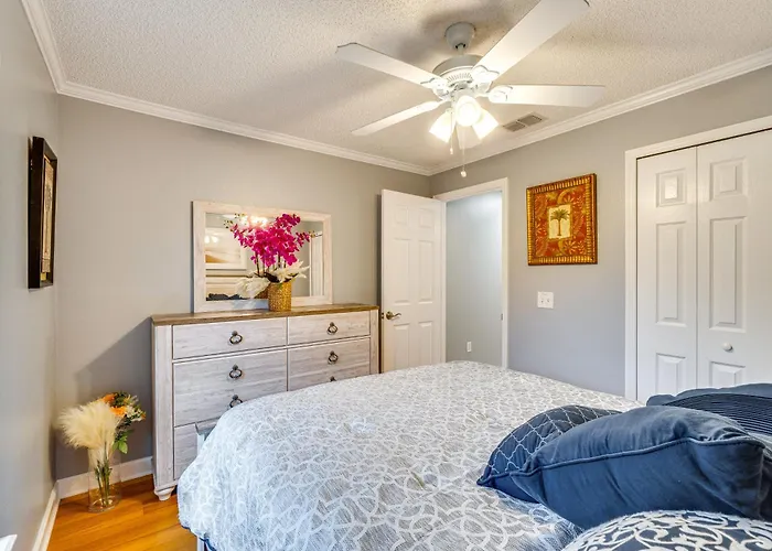 Lovely Florida Retreat W/ Lanai: 5 Mi To Riverwalk