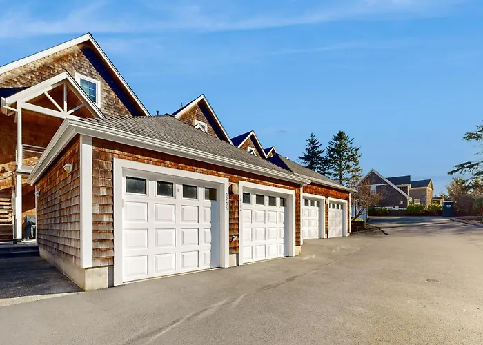 Oceanfront Condo In Gated Community With Sea Views