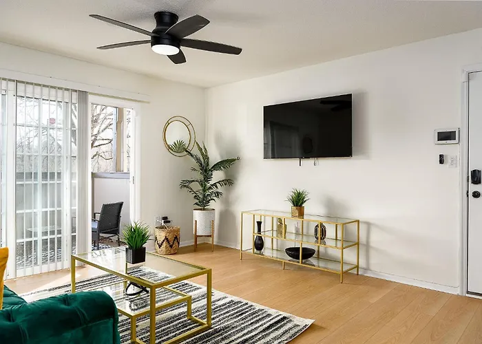 Emerald Retreat - Central & Stylish - 2 Br/2 Ba