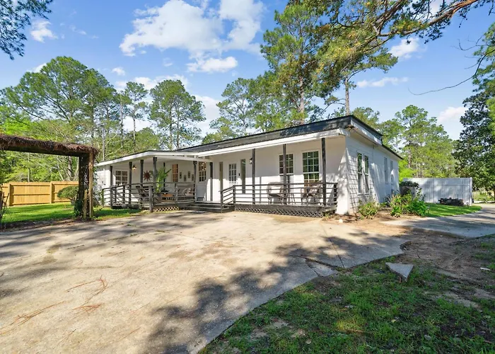 Urban Farmhouse With A Modernism Twist!