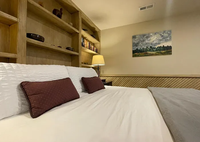 Couples Retreat With Hot Tub, Sauna And Steam Room