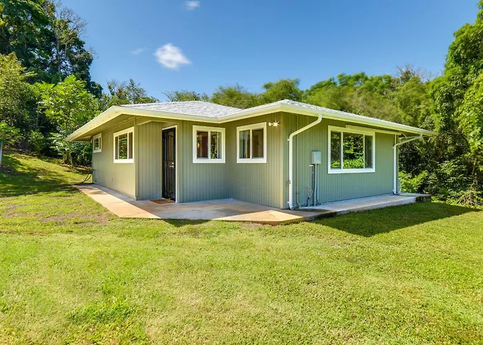 Bright Haiku Studio: Patio + Rainforest View