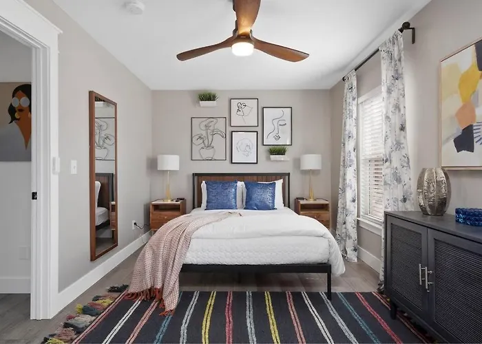 Modern Escape: 5Br/2.5Ba Near St. Louis Must-Sees