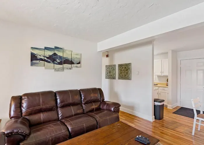 Mountainside Condo King Bed, Two Hot Tubs, Fireplace, Pool , On The Free Bus Route