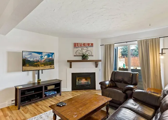 Mountainside Condo King Bed, Two Hot Tubs, Fireplace, Pool , On The Free Bus Route