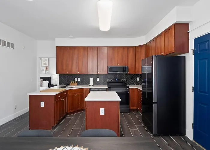 Modern Escape: 5Br/2.5Ba Near St. Louis Must-Sees