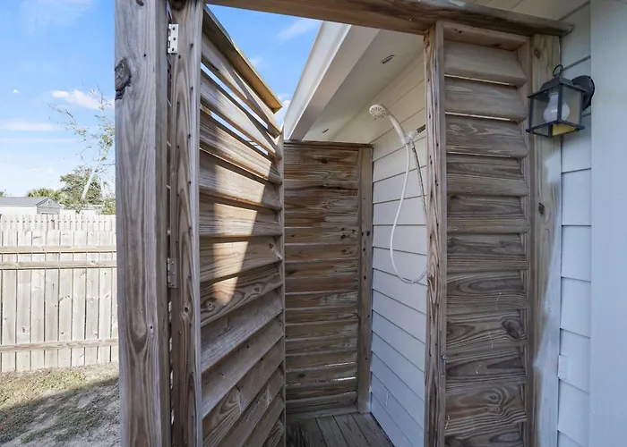 Southern Mermaid Cottage- Pet Friendly Fenced
