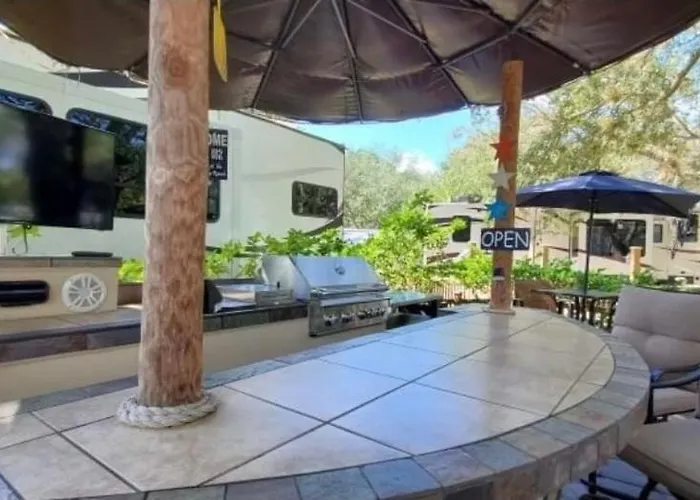 Spacious Four Room Glamping Rv With Tiki Bar Including Golf Cart