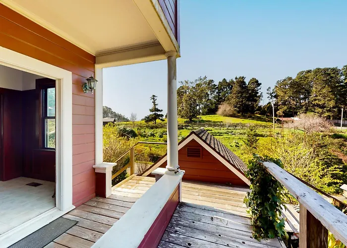 Prime Mendocino Retreat With Hot Tub & 2 Kitchens