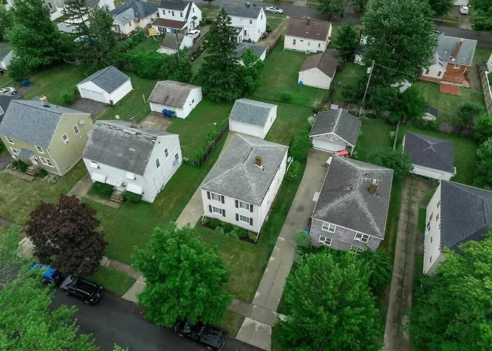 Gorgeous 2 Queen Bedroom Apartment In North Buffalo With 70 Inch Tv