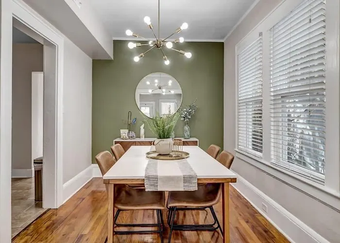 Cozy Retreat - Walkable To Bars & Restaurants