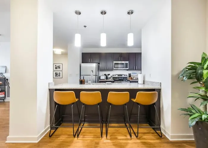 Chic Cherry St Stay, Walk To Downtown Eats