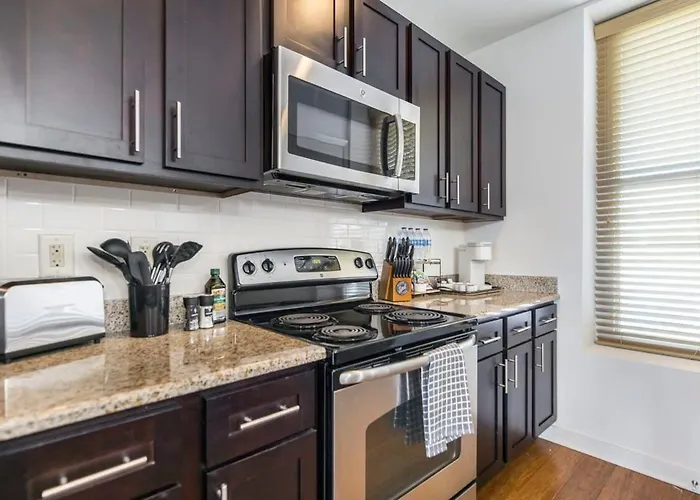 Chic Cherry St Stay, Walk To Downtown Eats