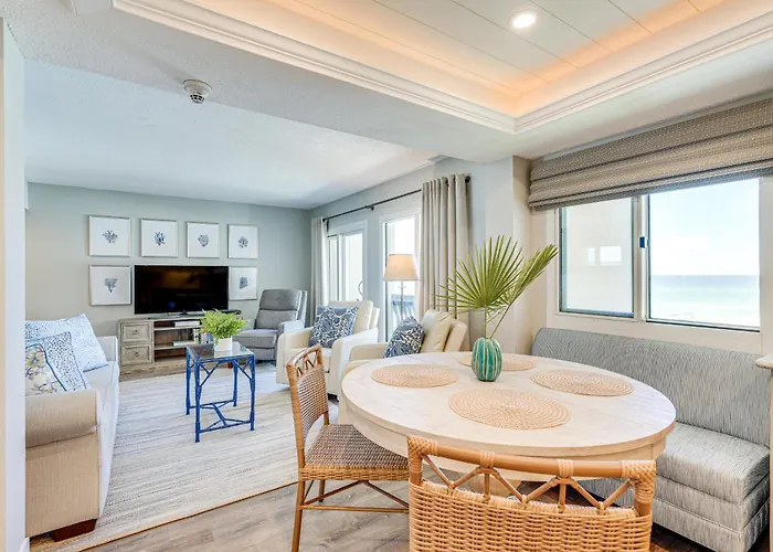 Beachfront Panama City Condo W/ Balcony + Views!