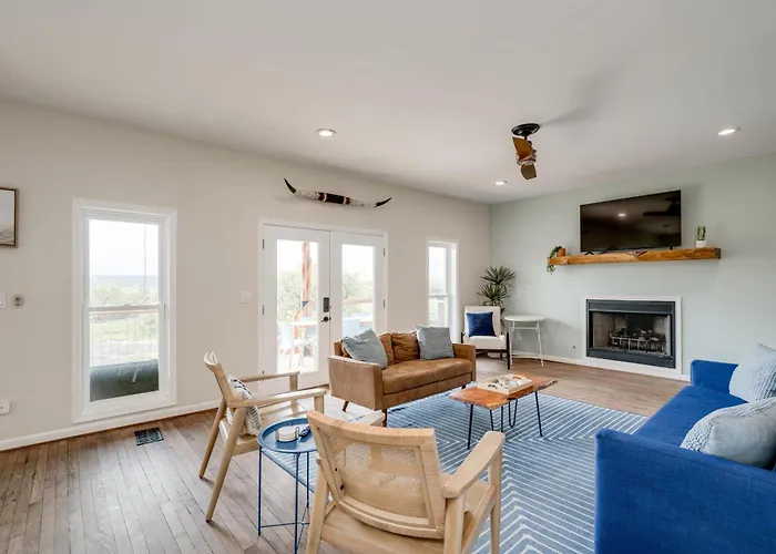 3 Acres W Pool Close Lake Access And 5 King Beds 3 Baths Plus Half Bath Note Apartment Also Onsite