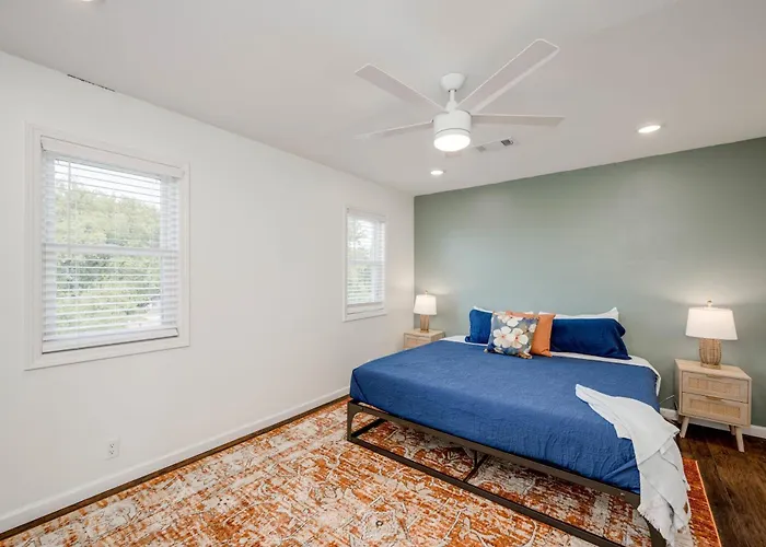 3 Acres W Pool Close Lake Access And 5 King Beds 3 Baths Plus Half Bath Note Apartment Also Onsite