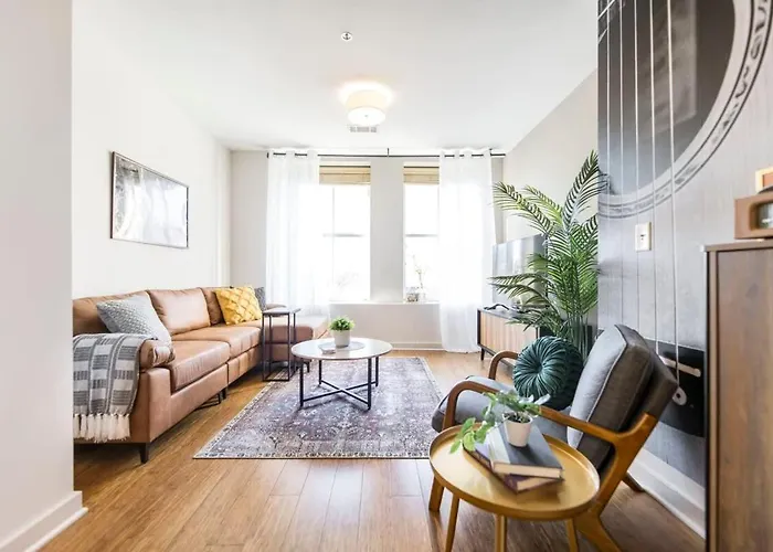 Chic Cherry St Stay, Walk To Downtown Eats