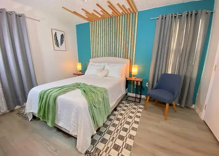 The Botanical Retreat, King Comfort & Poolside Peace