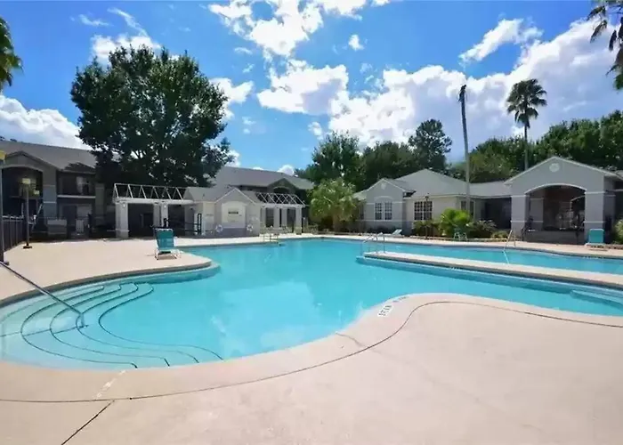 The Botanical Retreat, King Comfort & Poolside Peace