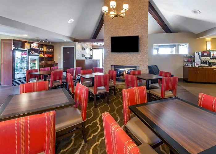 Comfort Inn & Suites Erie - Splash Lagoon Indoor Waterpark