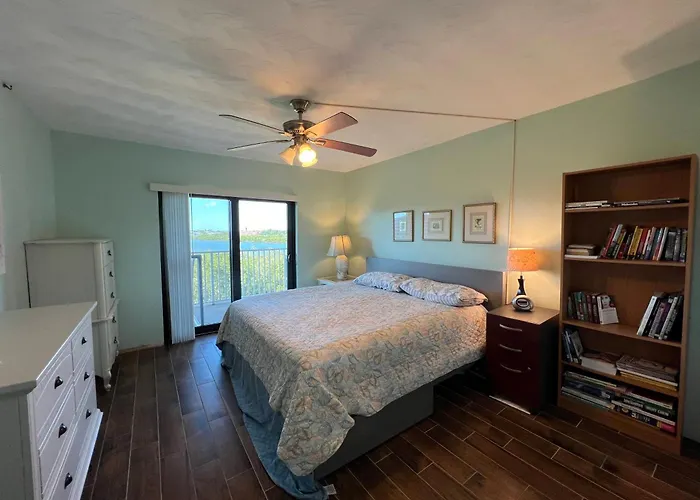 Bayshore Yatch Tennis Condo 2Br 3 Beds, Walking Distance To Beautiful Quite Beach