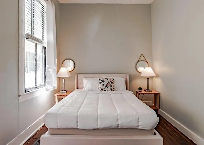 Mins From Downtown & Dining, Dauphin Darling 2